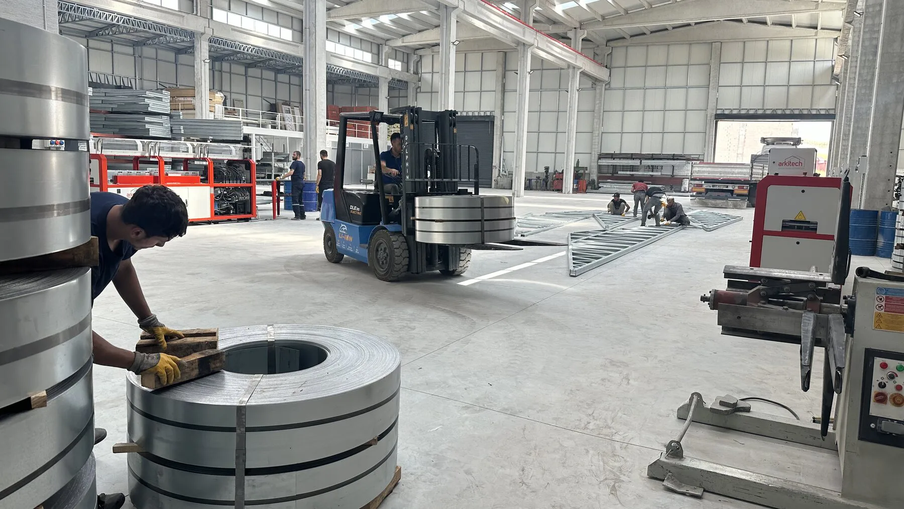 Forkliftle sac rulosunu taşıyan çalışan, üretim tesisi
