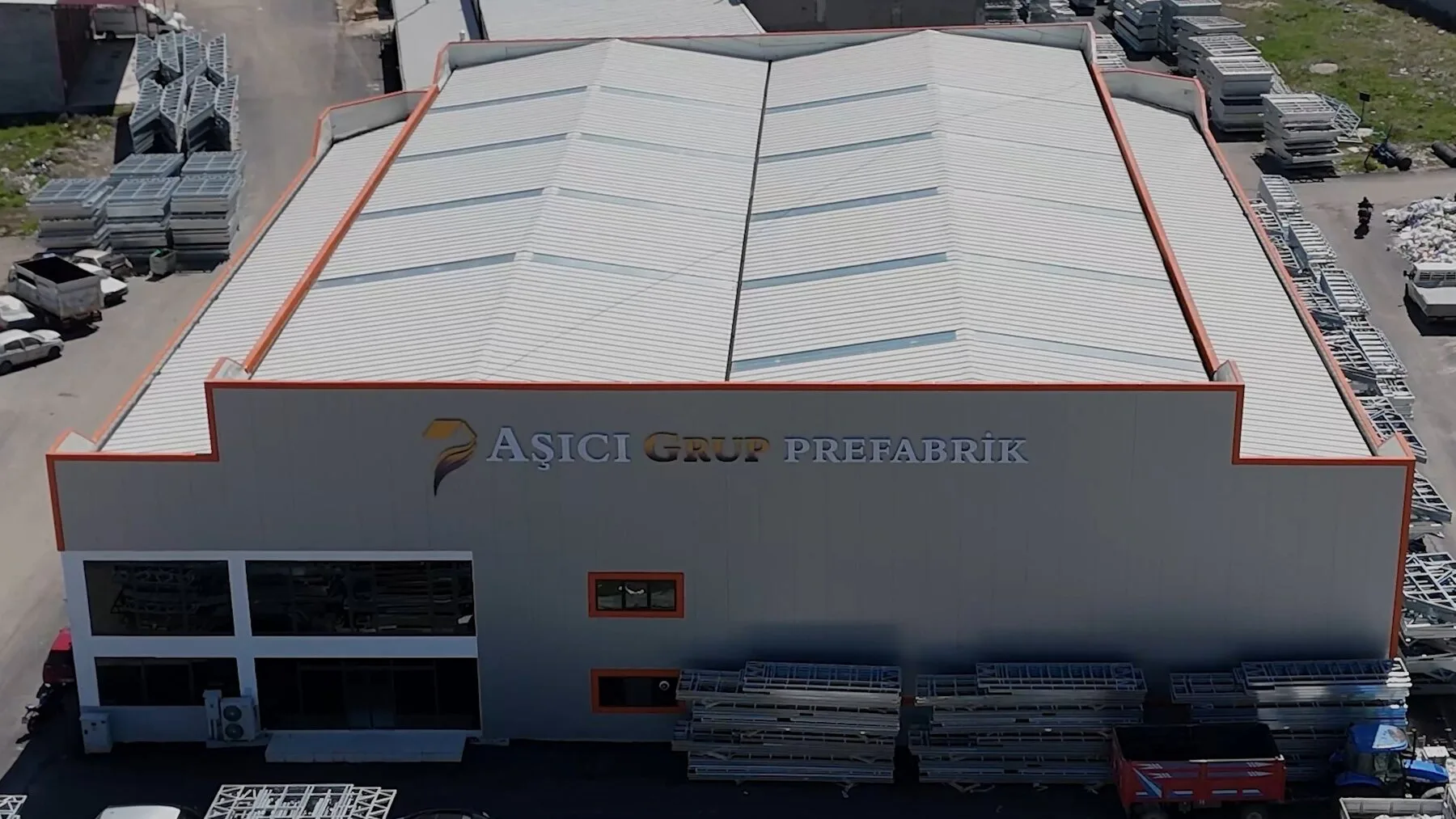 Aşıcı Grup Prefabrik üretim tesisi çatısı ve stok sahası, havadan görünüm