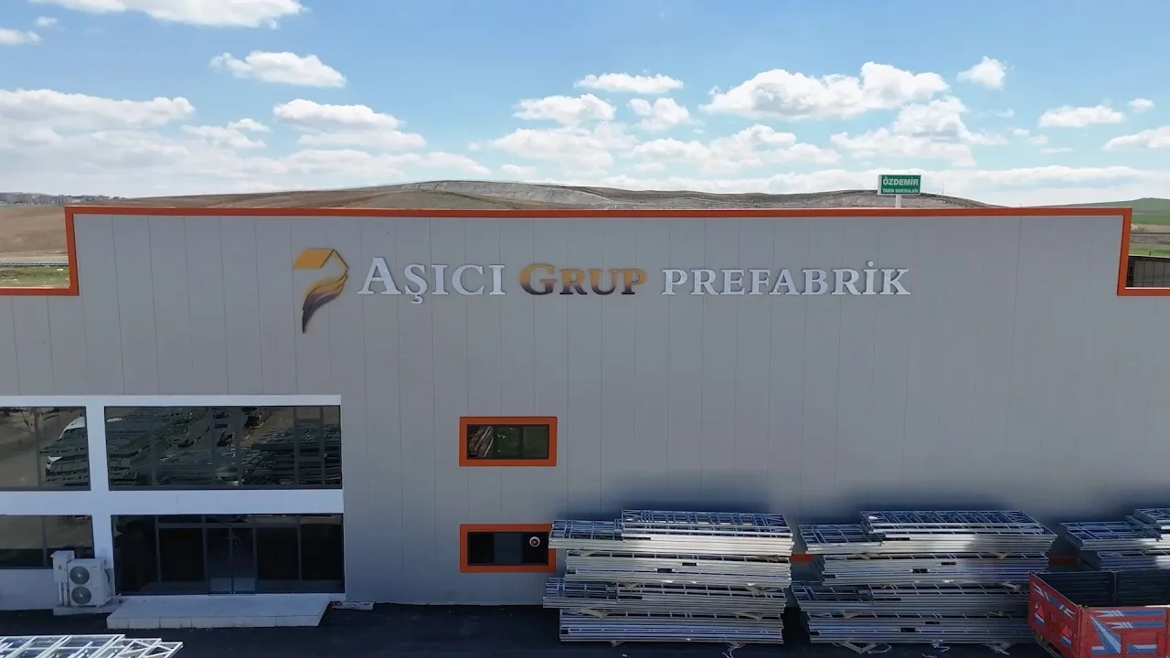 Aşıcı Grup Prefabrik Polatlı fabrika binası, turuncu çerçeveli cephe, havadan görünüm
